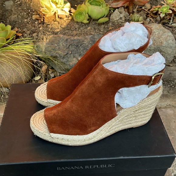 Banana Republic suede Whiskey peep toe wedge . - Picture 3 of 7